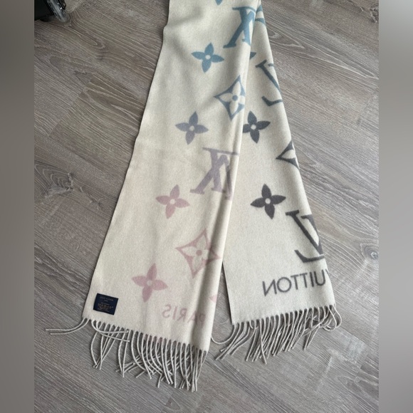 Louis Vuitton Reykjavik Gradient Scarf - Bleu Rose - Picture 3 of 6